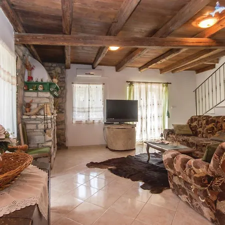4 Bedroom Cozy In Holiday home *
