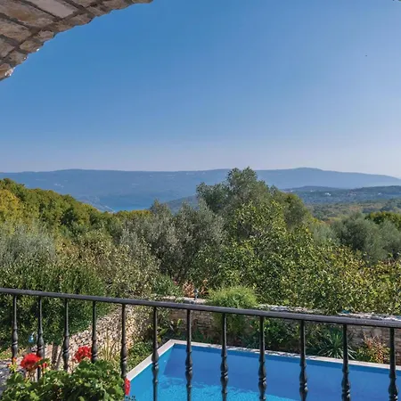 4 Bedroom Cozy In Holiday home *