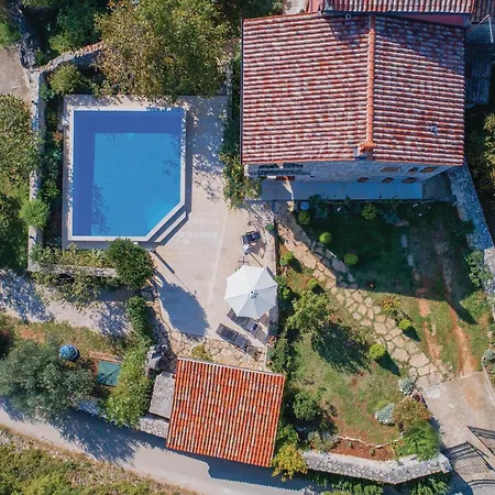4 Bedroom Cozy In Holiday home *
