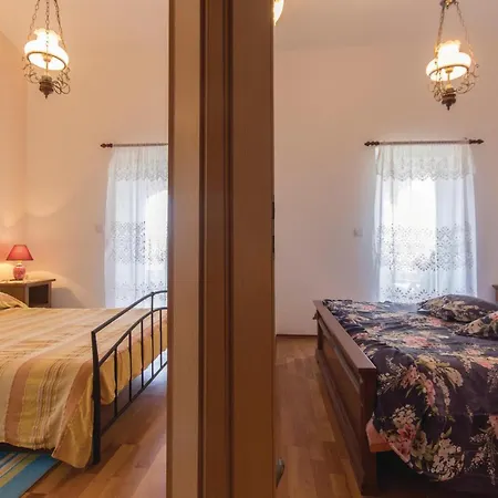4 Bedroom Cozy In Holiday home *