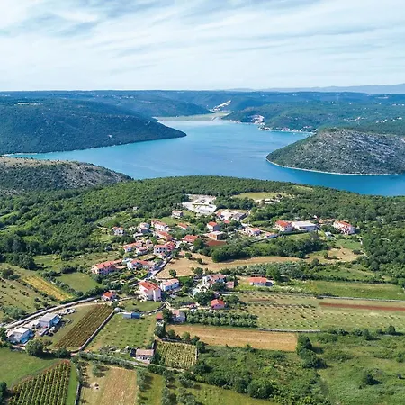 Mio Persan Cr Semesterbostad Rakalj